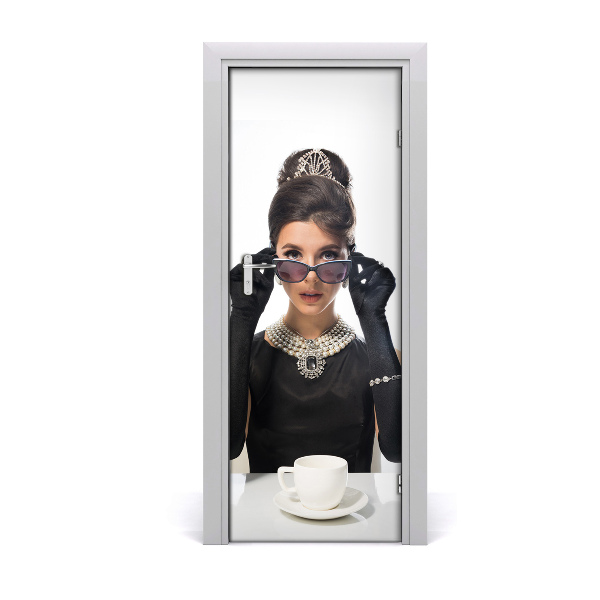 Fototapeta na dvere Žena v kostýme Audrey Hepburn