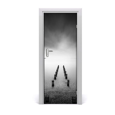 Fototapeta na dvere Vlnolam na mori čiernobiely