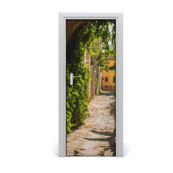 Fototapeta na dvere Zelená dláždená ulica