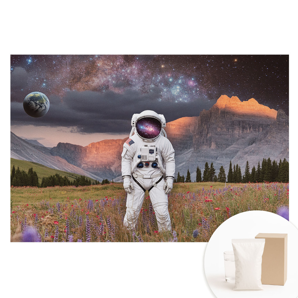 Fototapeta na netkanej textílii Surrealistický astronaut v horách