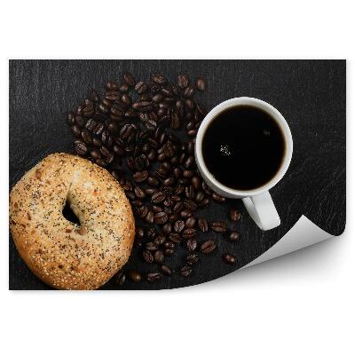 Fototapeta Čierna káva šálka rozsypaná bageta zrná tmavé pozadie