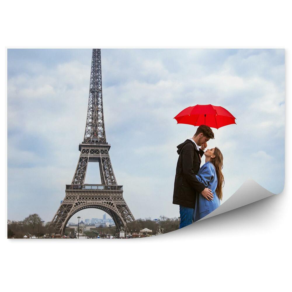 Fototapeta Mlad zaljubljen par pod dežnikom pariz