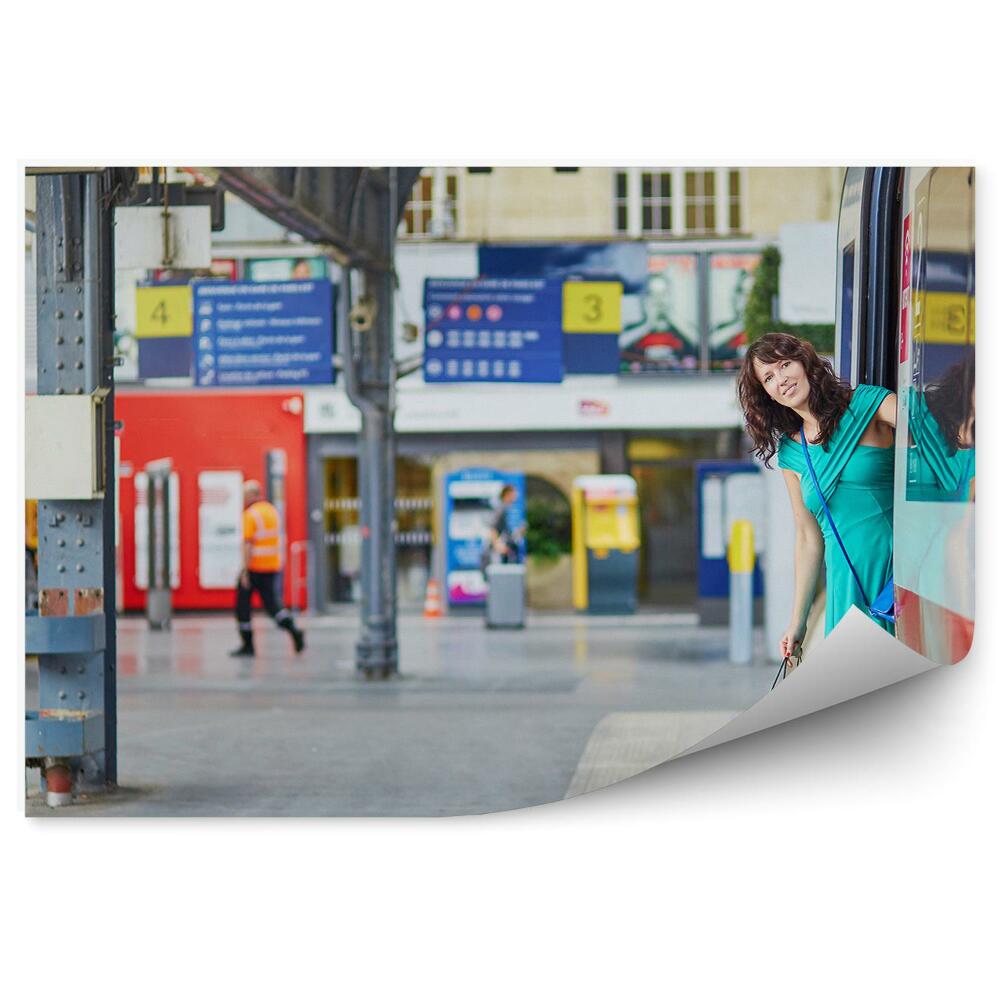 Fototapeta Mlada ženska na železniški postaji