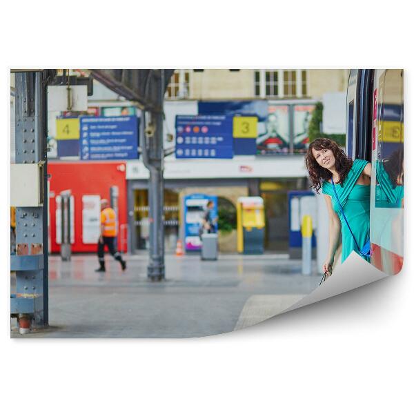 Fototapeta Mlada ženska na železniški postaji