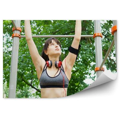 Fototapeta na stenu Ženska, ki dviguje uteži na drogu