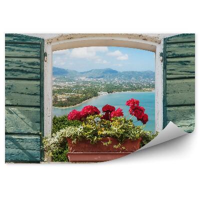 Fototapeta Okno s okenicami a muškáty s výhľadom na záliv