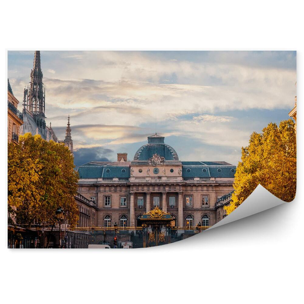 Fototapeta na stenu Katedrála Sainte Chapelle Justičný palác Paríž stromy chodník ľudia obloha mraky