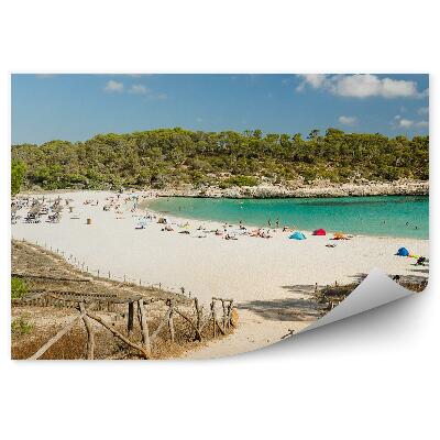 Fototapeta Oceán Stromy Piesok Ľudia Obloha Mraky Slnečníky Schody Cala S'amarador Španielsko