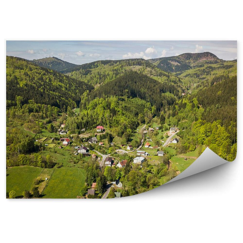 Fototapeta Zelený les horské mesto pohľad z vtáčej perspektívy