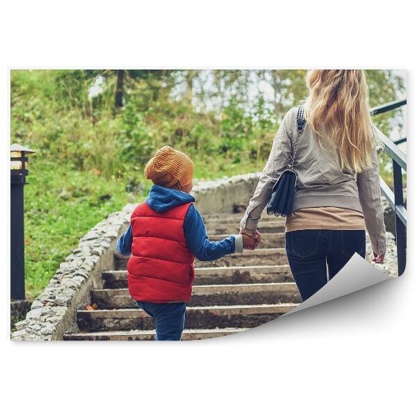 Fototapeta na stenu Mati in sin se vzpenjata po stopnicah na sprehodu
