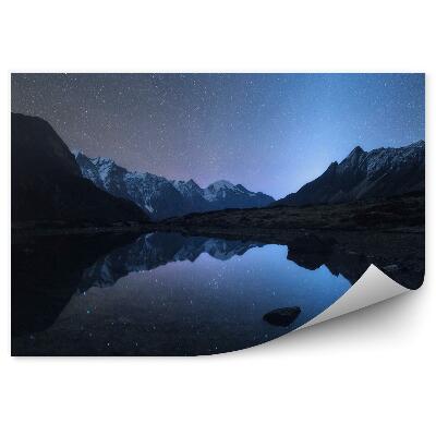 Fototapeta Hviezdna noc v Nepále. Horská a jazerná krajina z vysokých skál