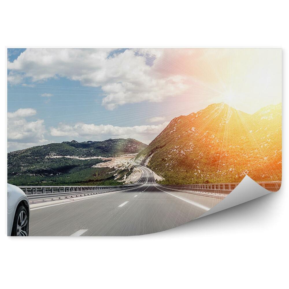 Fototapeta na stenu Beli prehitri avtomobil sonce dolga cesta