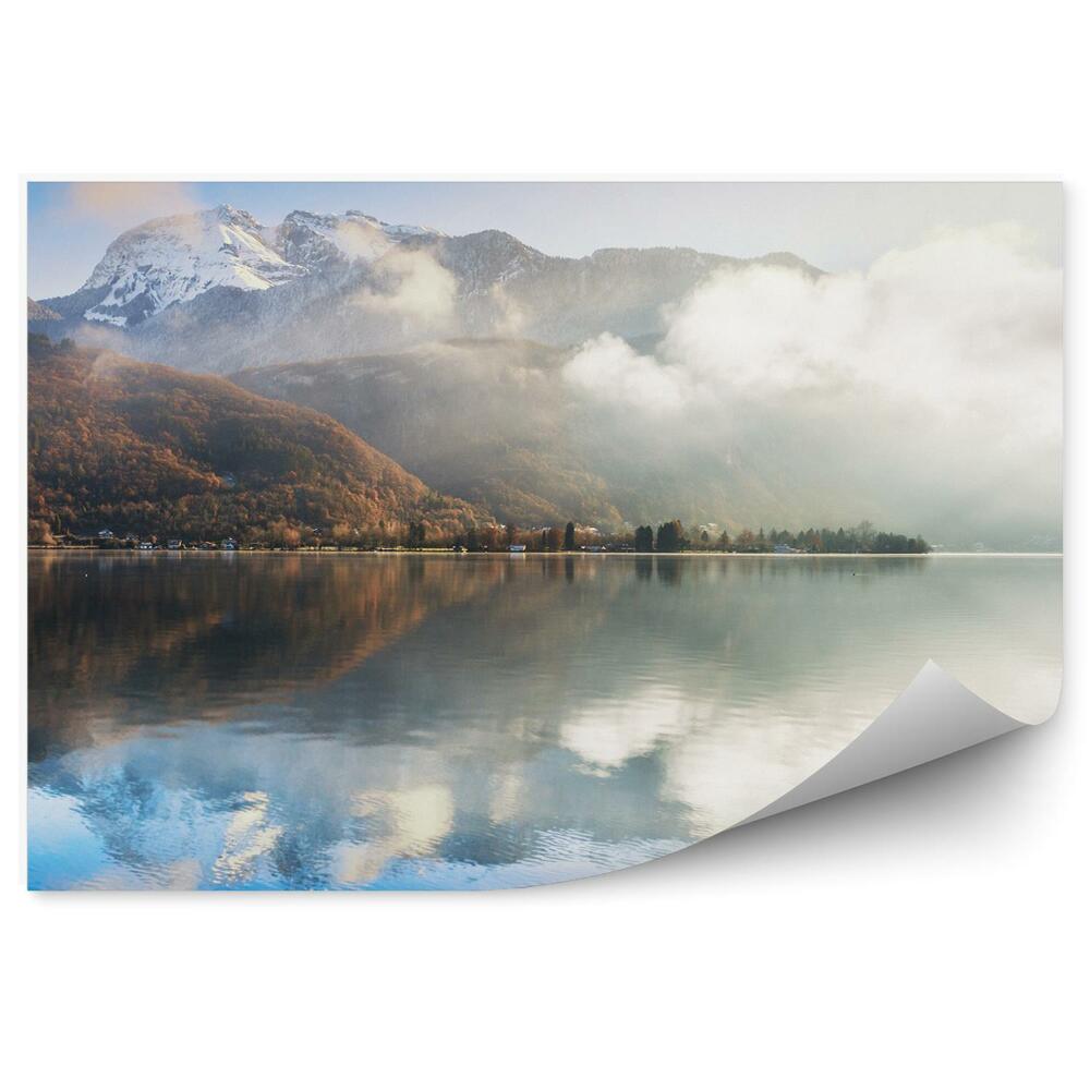 Fototapeta Jazero Annecy vo francúzskych Alpách pri východe slnka.