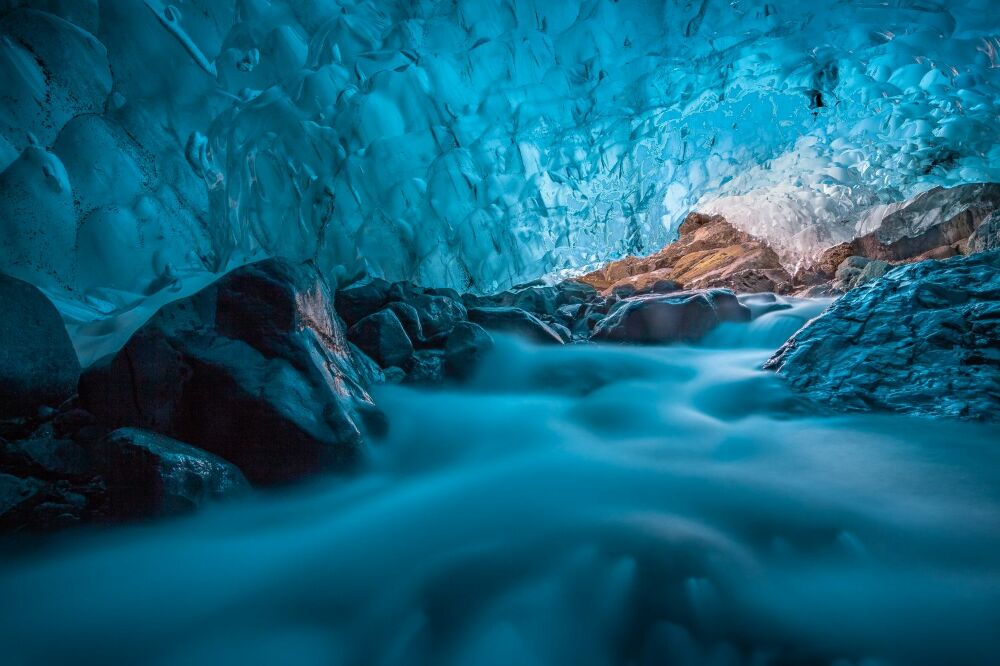 Fototapeta na stenu Grotto di ghiaccio azzurro con ruscello sottostante islanda europa