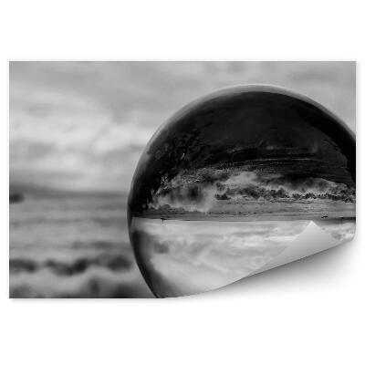 Fototapeta na stenu Čiernobiela guľa odrážajúca vlny krajiny