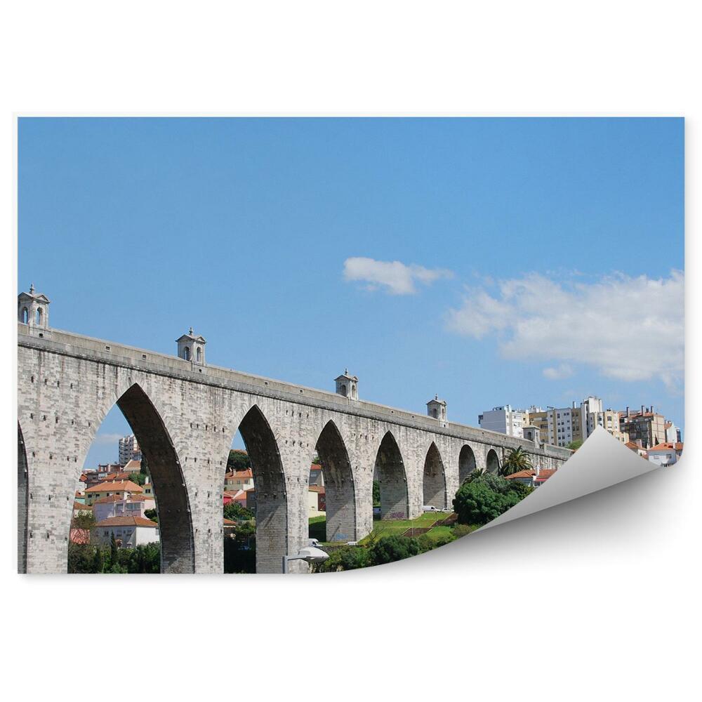 Fototapeta na stenu Akvadukt budovy stromy obloha mraky Lisabon
