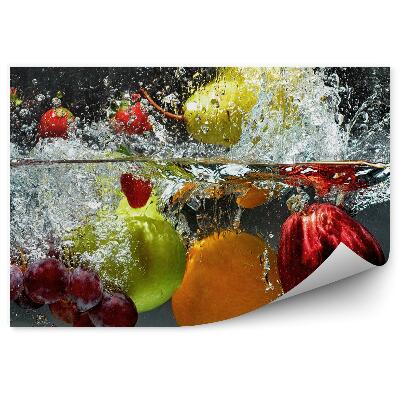 Fototapeta Ovocie vo vode striekajúce čerstvé zdravé tmavé pozadie