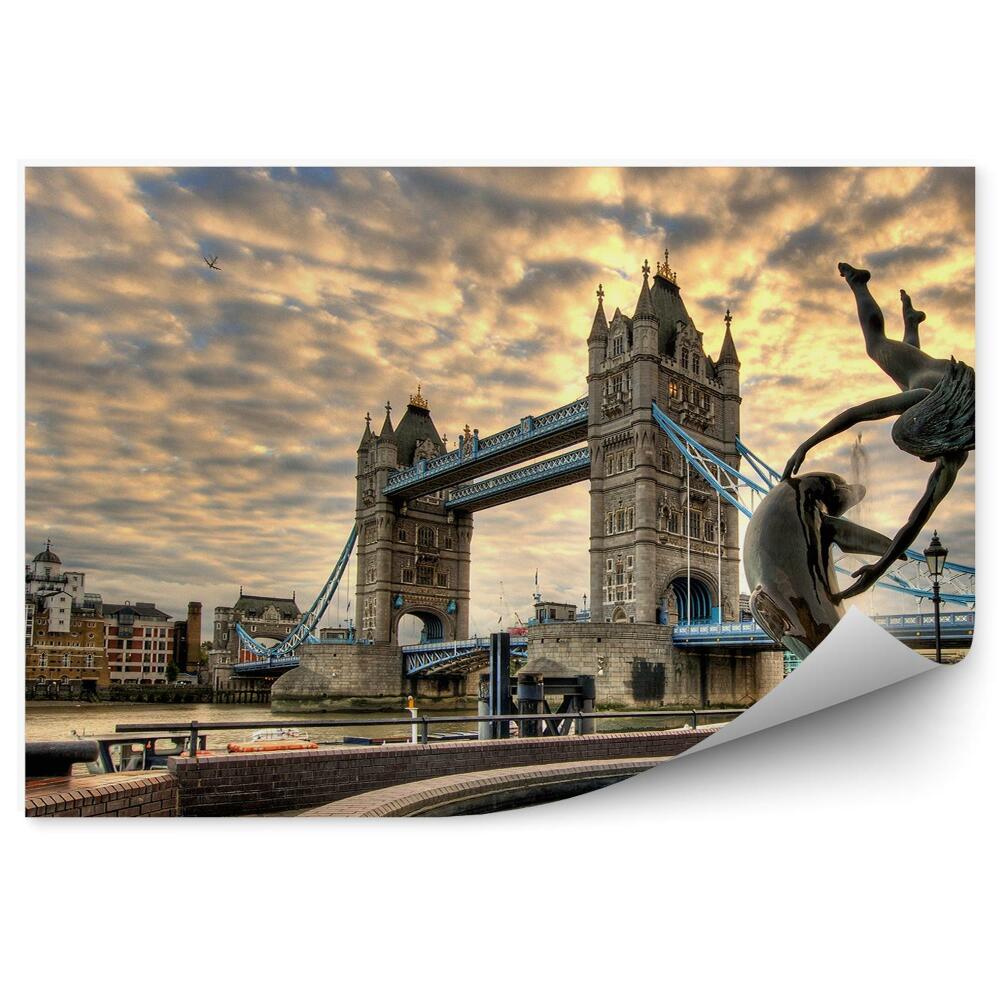 Fototapeta Tower Bridge fontána Temža budovy obloha mraky Londýn