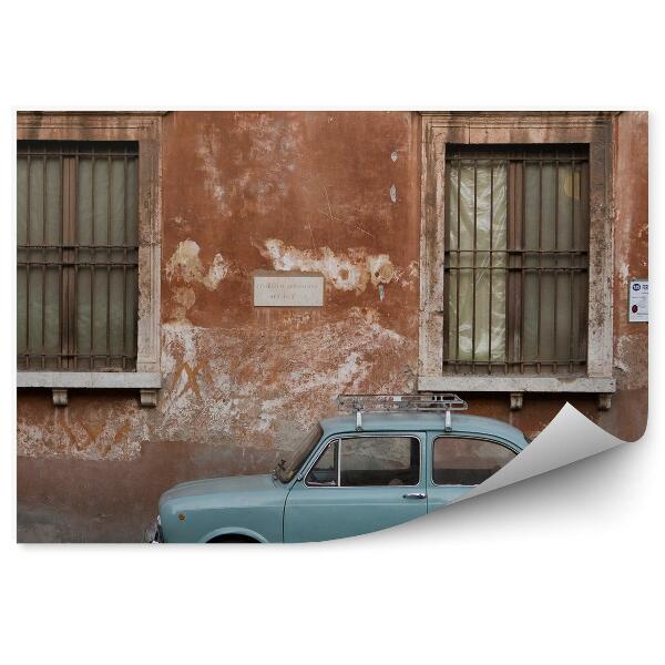 Fototapeta na stenu Staré sivé auto na ulici starého mesta