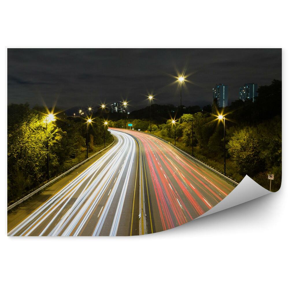 Fototapeta Linije svetlobe mimo vozečih avtomobilov noč drevesa