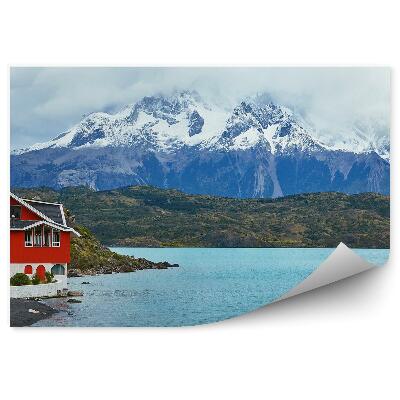 Fototapeta Červený dom na jazere Pehoe v Torres del Paine