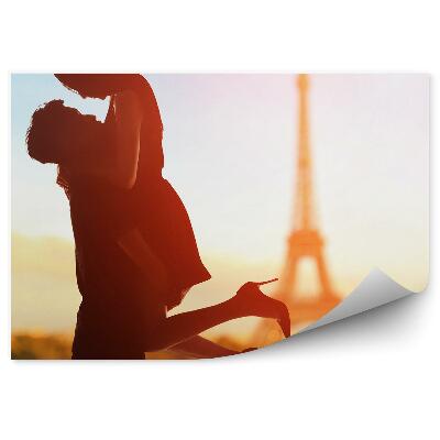 Fototapeta Zaljubljeni mladi par na ozadju pariškega eifflovega stolpa