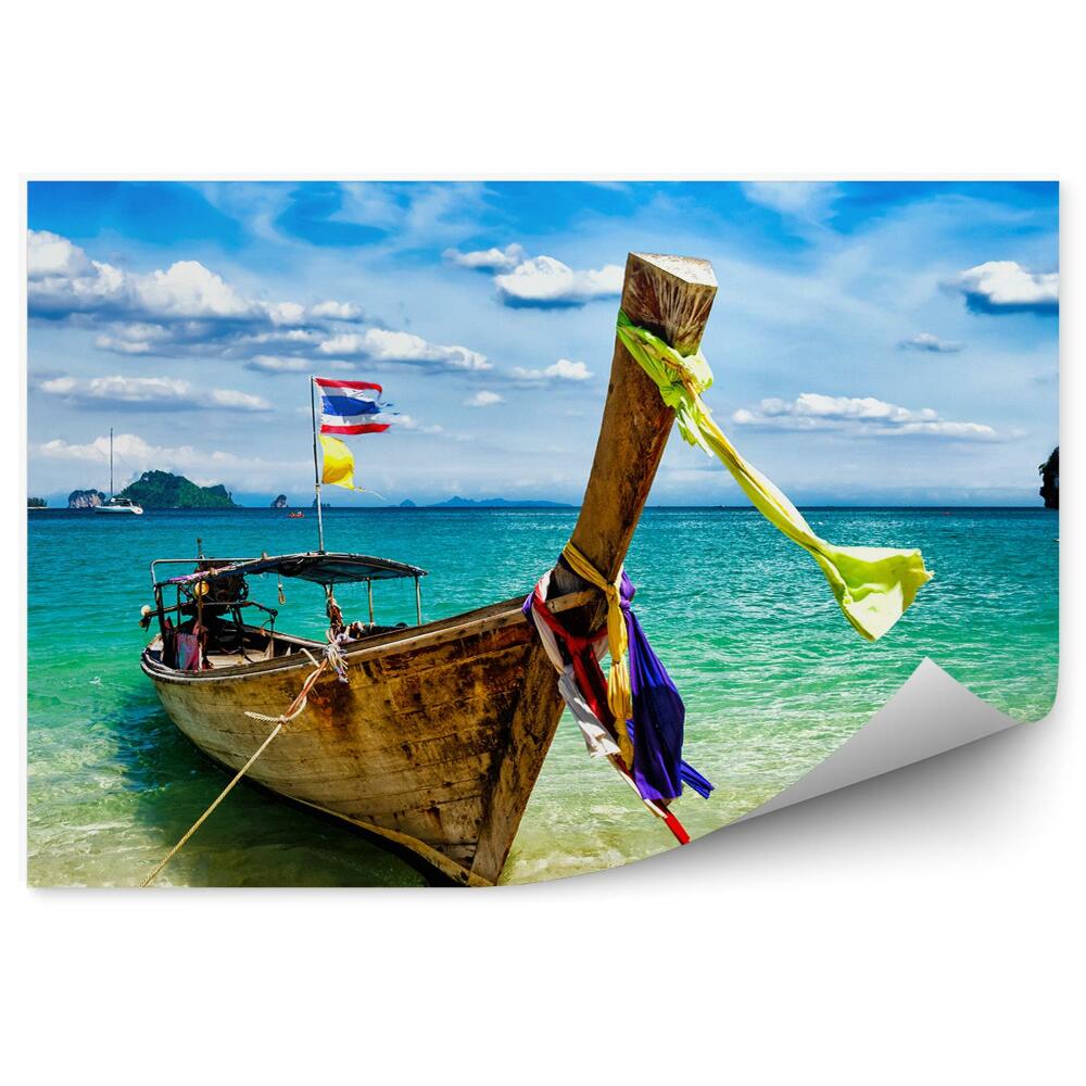 Fototapeta Dlhá Loď Na Pláži Záber Zblízka Vlajka Modrá Voda