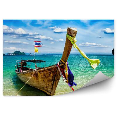 Fototapeta Dlhá Loď Na Pláži Záber Zblízka Vlajka Modrá Voda