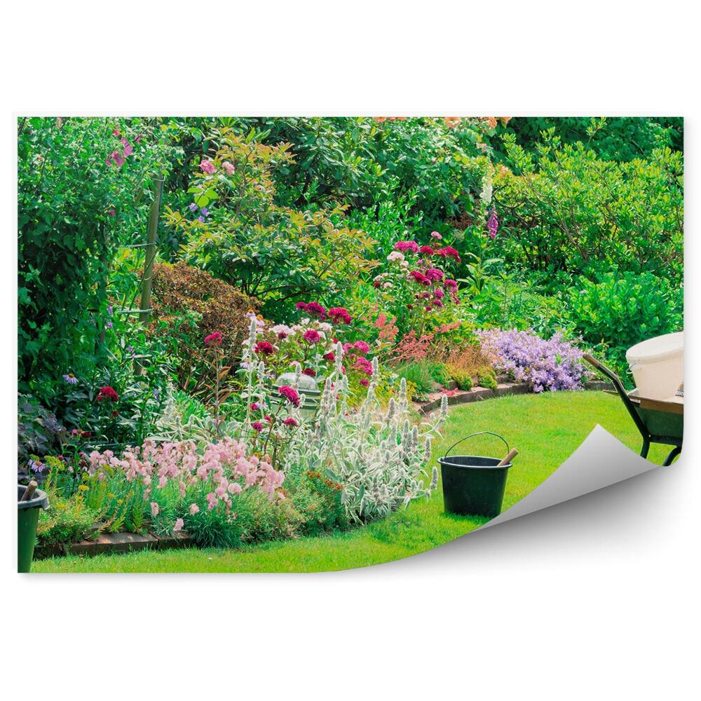 Fototapeta na stenu Záhradné náradie kvety zelené leto