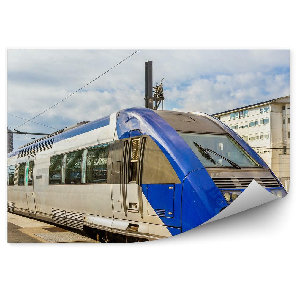 Fototapeta na stenu Peron zunaj stavbe, na katerem potuje vlak