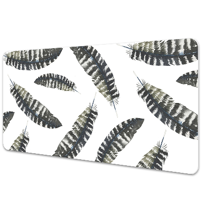 Podložka na stôl Vzor tmavých pierok na bielom pozadí.