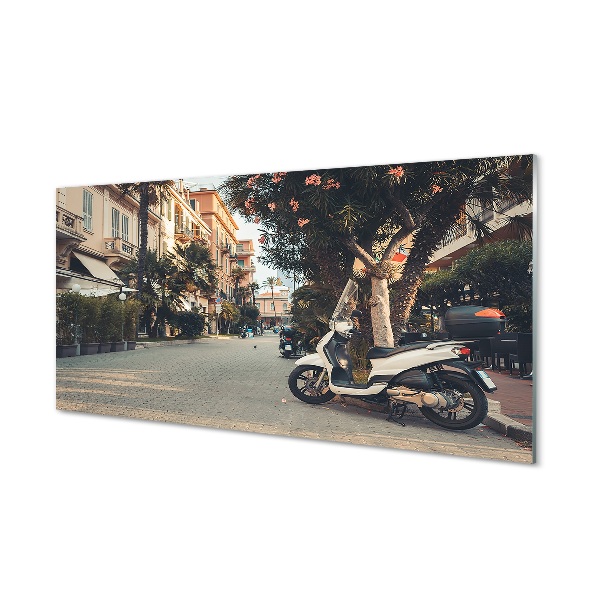 Obraz na skle Biela motorka na ulici v meste