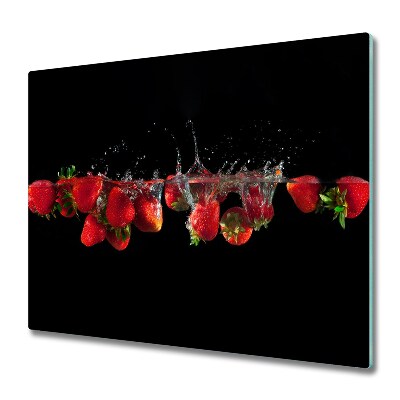 Doska na krájanie Jahody ponorené vo vode,