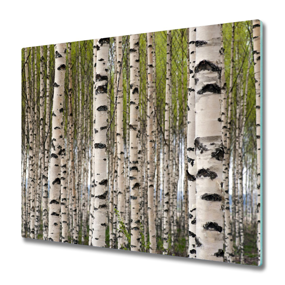 Doska na krájanie Brezy v letnom lese,