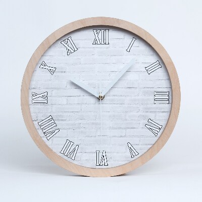 Drevené hodiny na stenu Biele tehlové pozadie s rímskymi číslicami.