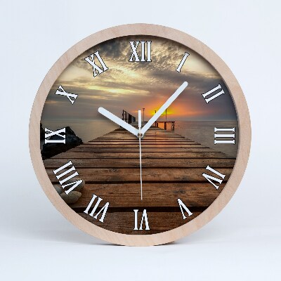 Drevené hodiny na stenu Mólo smerujúce k západu slnka.