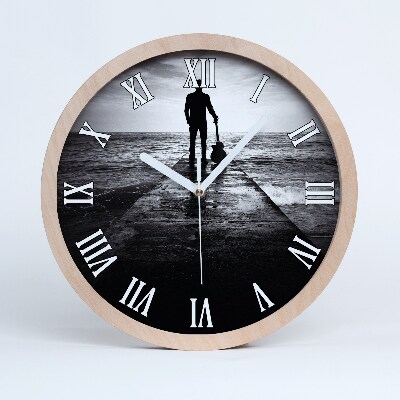 Drevené nástenné hodiny Gitarista na móle