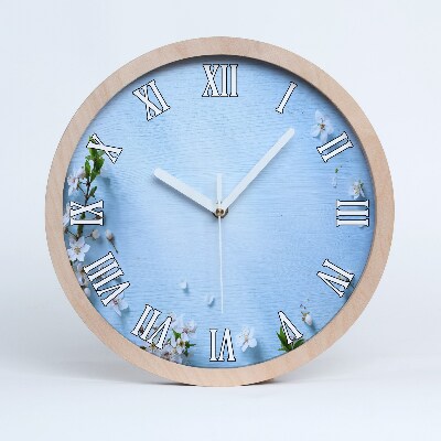 Drevené nástenné hodiny Pozadie rozkvitnutej čerešne