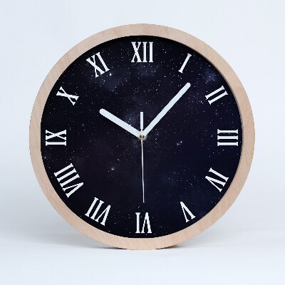 Drevené hodiny na stenu Hviezdna nočná obloha s rímskymi číslicami.