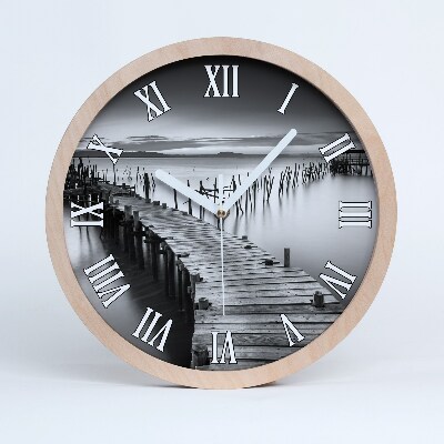 Drevené hodiny Drevené mólo nad vodou.