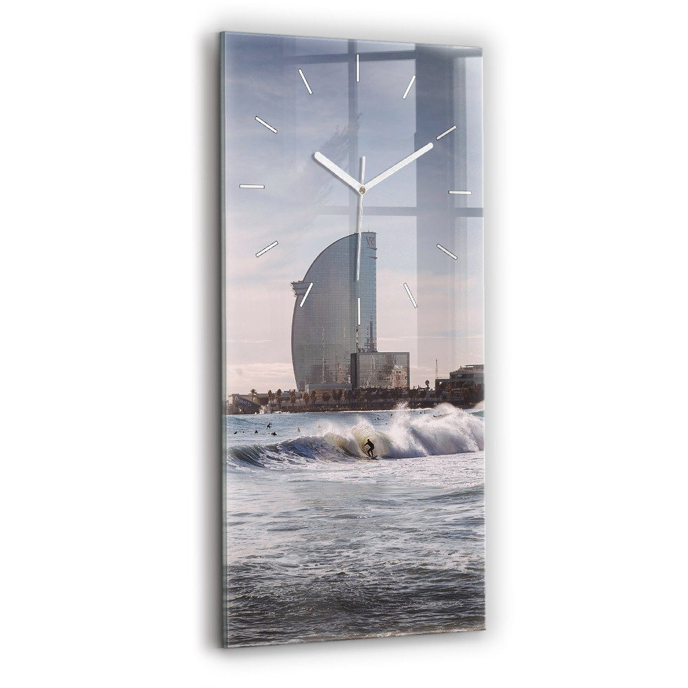 Sklenené nástenné hodiny Surfer v Barcelone