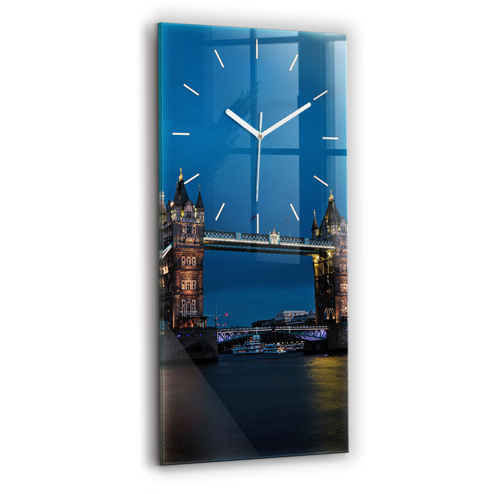 Vertikálne hodiny Tower Bridge Londýn v noci