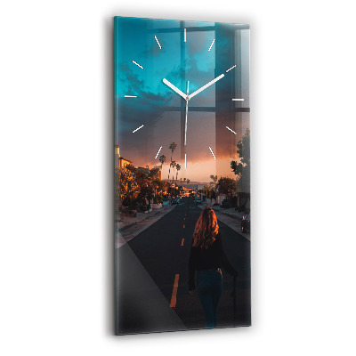 Sklenené hodiny na stenu Žena na ceste